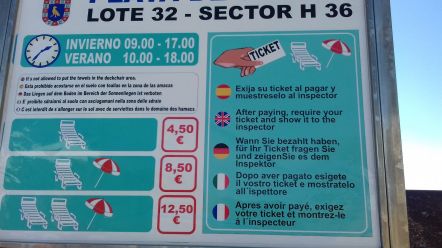 Cennik leżakow i parasoli na plaży.