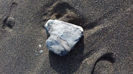 Kamyk na plaży Ajuy.