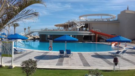 Basen przy Red Sky barze.