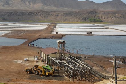 Stara kopalnia soli w kraterze wulkanu.