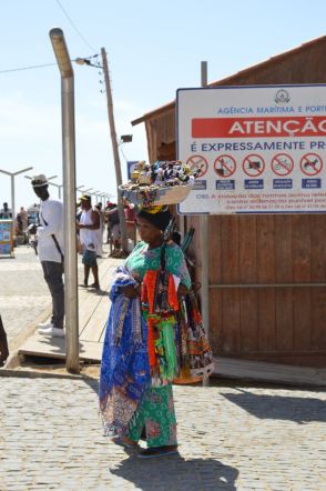 W porcie Santa Maria, obnośni sprzedawcy.