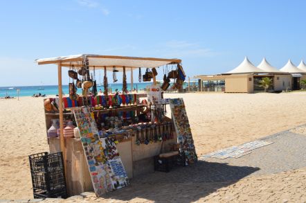 Jeden ze straganów przy plaży w Santa Maria.