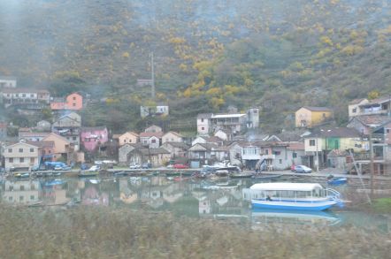 Łódka na jeziorze Szkoderskim.